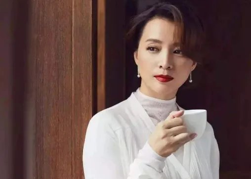 离开央视后的董卿现在的生活是什么样的？