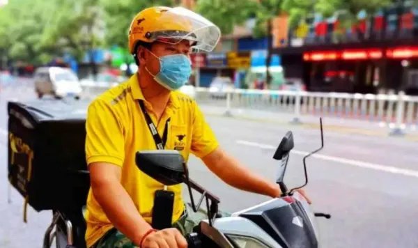 遛狗男子强迫外卖员道歉，警方：对其行政处罚！其行为是否涉嫌违法？