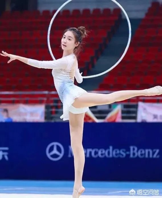 美娜参加艺术体操比赛，为什么场边的观众高喊“湖人总冠军”？