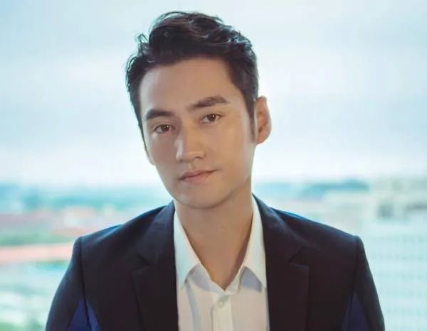 余文乐罕见晒儿子的正面照为妻子庆生，娱乐圈除了余文乐还有谁这样“踏实”？