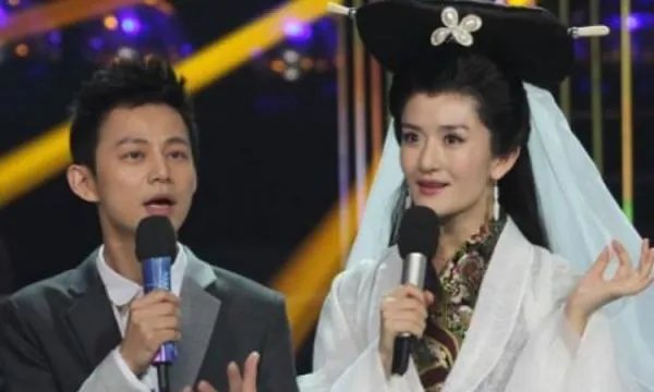 《百变大咖秀》再度被顶上热门，你认为这款综艺有什么优缺点？