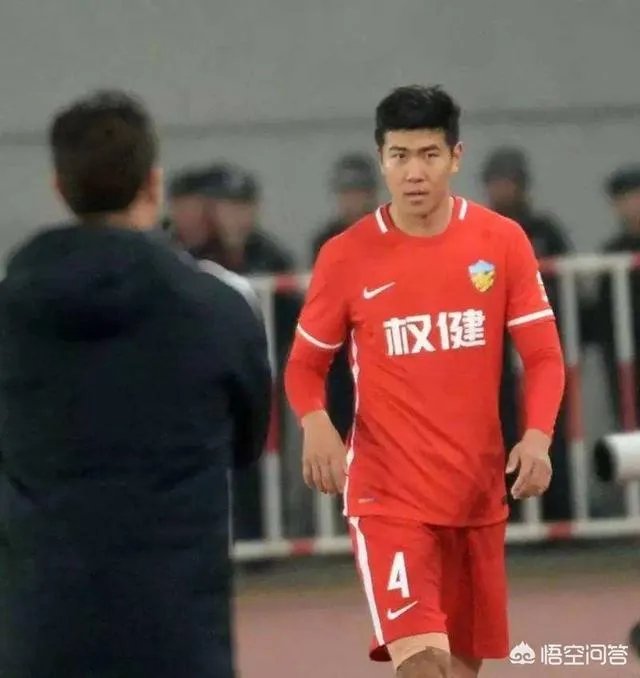 如何看待天津权健队长刘奕鸣在足协杯输球后与罚丢点球的储今朝相拥而笑？