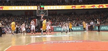 胡金秋反关节硬拉劳森，李春江说属于正常接触。这事你们怎么看？