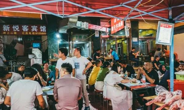 国内最好逛的地摊夜市，兰州正宁路可以上榜吗？