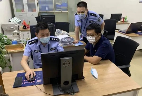 装有10万现金的包在机场被拎走，此事具体是何情况？