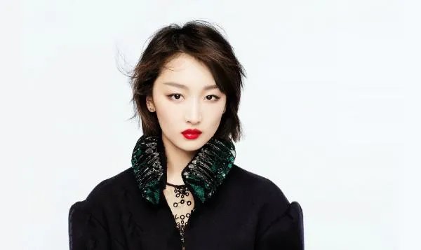 周冬雨干瘪得不成样子，穿条纹针织衫松松垮垮，长相挺甜美为何是如此的状态？