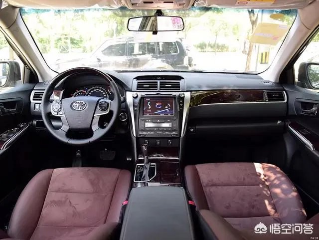 7代凯美瑞2.0豪华版的车型落地多少钱？