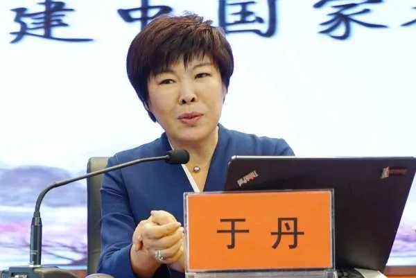 当年被北大学生轰下台的于丹：在跌落神坛的日子里，丈夫怎样做了？