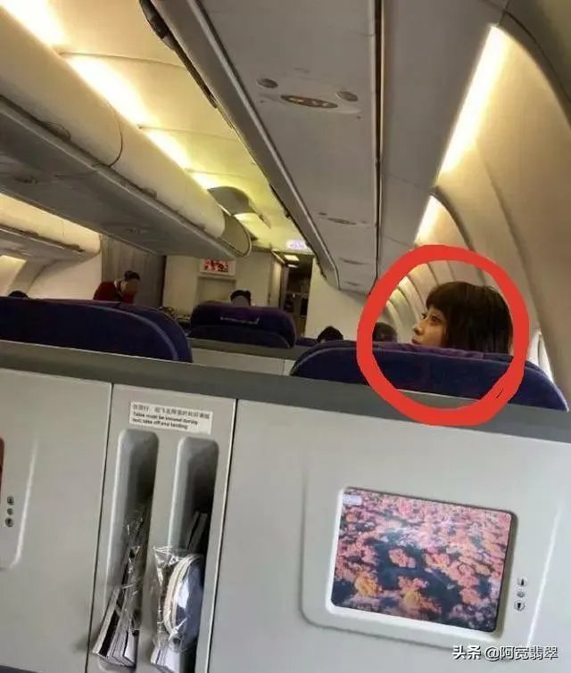 梅婷坐飞机脚踩显示屏，你认为这是什么行为？