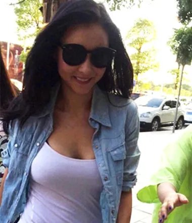 张柏芝低胸装亮相 其实女神现在是有子万事足