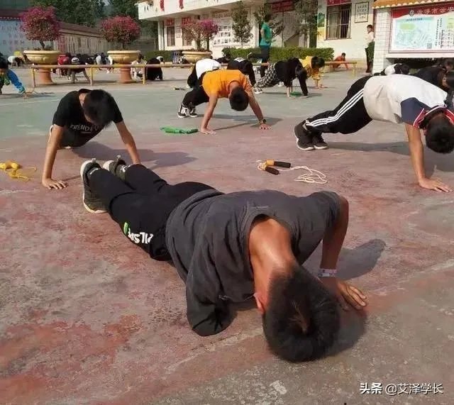 在受到库里的夸赞后,独臂励志篮球少年张家诚录制视频表示感谢,你怎么评价?