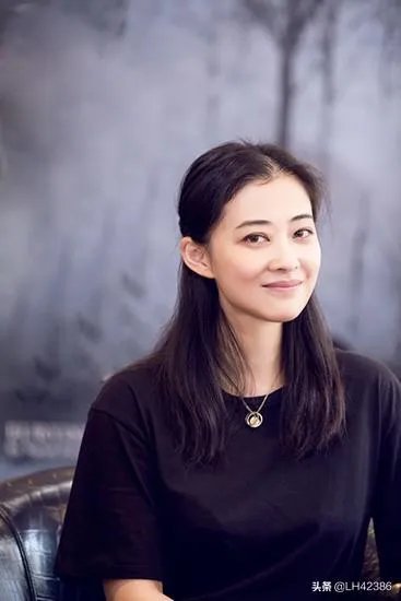 梅婷坐飞机脚踩显示屏，你认为这是什么行为？