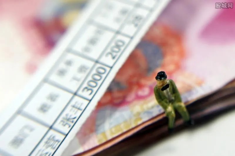 年薪12万和月薪1万区别 后者工资相对高一些