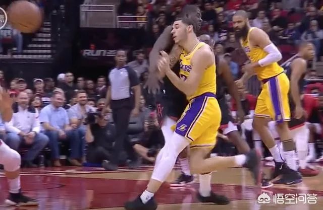 沃顿被逐,隆多起来整理西装,暂停间球员都聚向隆多,助教很无奈,你怎么看?