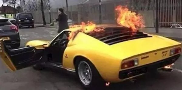 兰博基尼突然自燃，为何兰博基尼这么喜欢自毁车身？