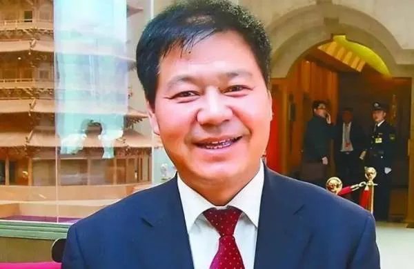 被女儿举报后，前妻又举报山东蓝翔校长，他们一家这是怎么了？