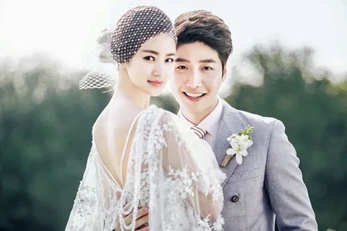 长春婚纱照大概多少钱  拍婚纱照需要自己带化妆品吗