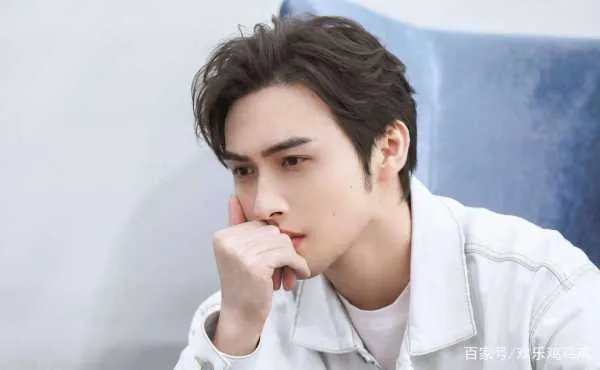 张彬彬深夜与男子搂腰抱一起，两个人举止亲密像情侣，张彬彬真的有问题吗？