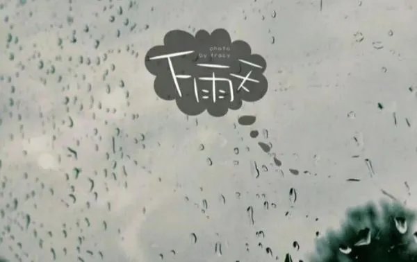 下雨天女外卖员带着孩子送餐，迟到50分钟为何顾客仍然不生气？