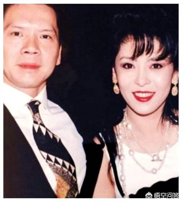 向华强有钱有势长得也不差, 为何会对向太死心塌地？