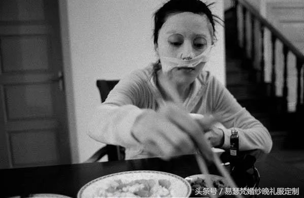 范冰冰穿长袖礼服领奖,背后的原因让人心疼?