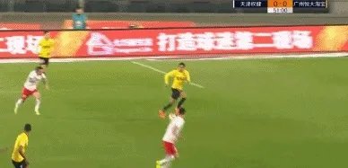 如何看待天津权健队长刘奕鸣在足协杯输球后与罚丢点球的储今朝相拥而笑？