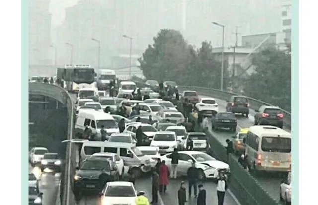 市政洒水路结冰，西安高架30余车连撞，你怎么看？