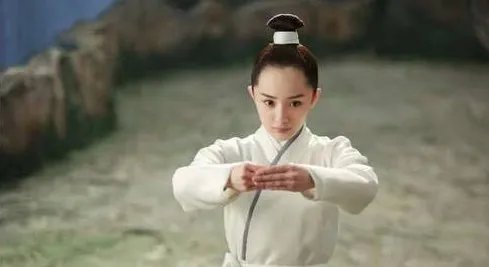 杨幂发际线回归是怎么回事？