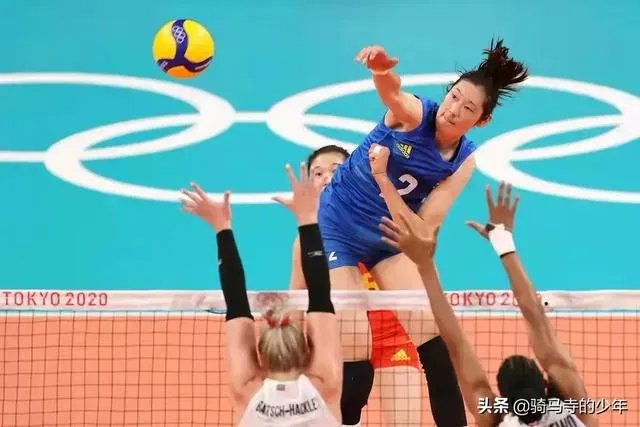 郎平教练是否要为中国女排0：3输给美国女排负责？她应该下课吗？