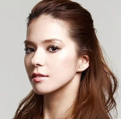 星光红毯毛晓彤一身绿色亮相时装周，想要搭配好绿色应该化什么妆容？