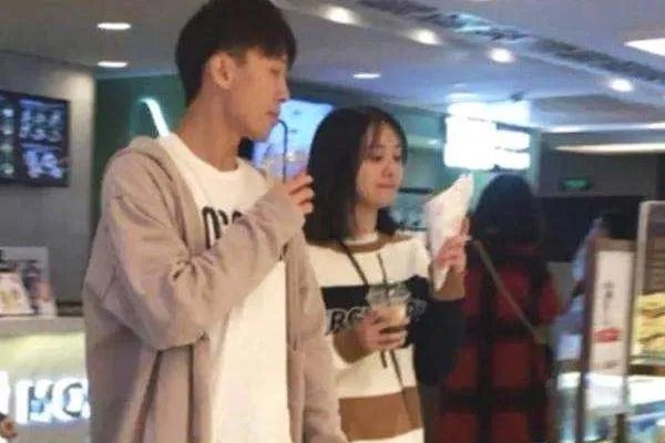 郑爽爸爸喊话张恒珍惜郑爽，是否有事发生？