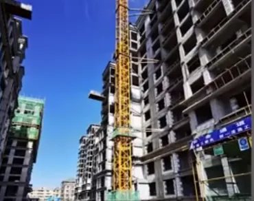 甘肃包工头爬50米塔吊讨薪被拘，为何他会面临这样的惩罚？