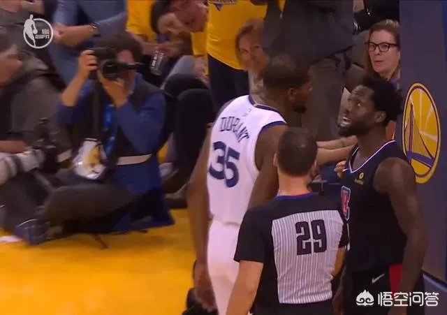 火爆！杜兰特怒推贝弗利，双双被驱逐，当时发生了什么？