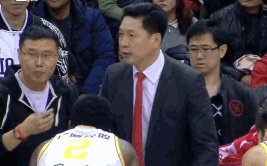 胡金秋反关节硬拉劳森，李春江说属于正常接触。这事你们怎么看？