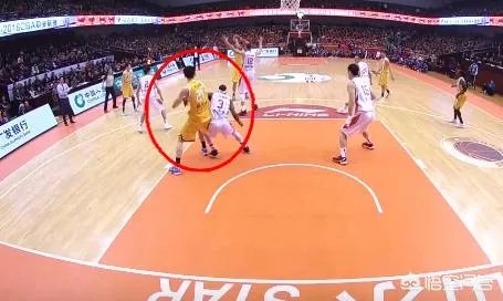 胡金秋反关节硬拉劳森，李春江说属于正常接触。这事你们怎么看？