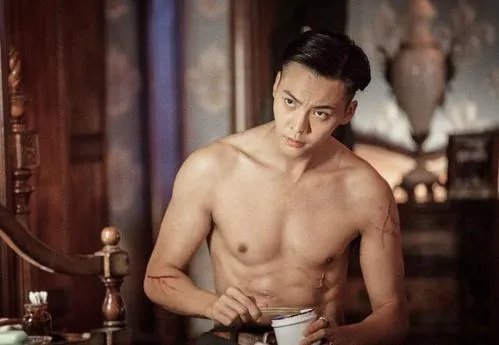 陈伟霆紧盯宋妍霏不放，周扬青看后满脸怒意，三个人之间是什么关系？