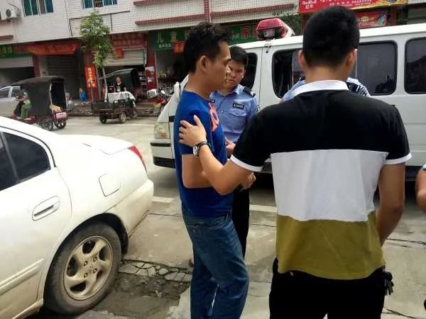 民警陪妻子逛街联手抓贼，现场情况如何？