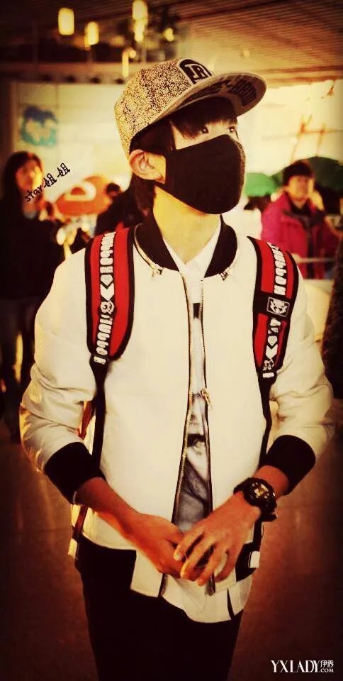 帅气易烊千玺机场图遭粉丝疯狂围堵