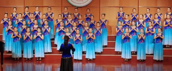 求合唱《友谊地久天长》的主持人报幕词