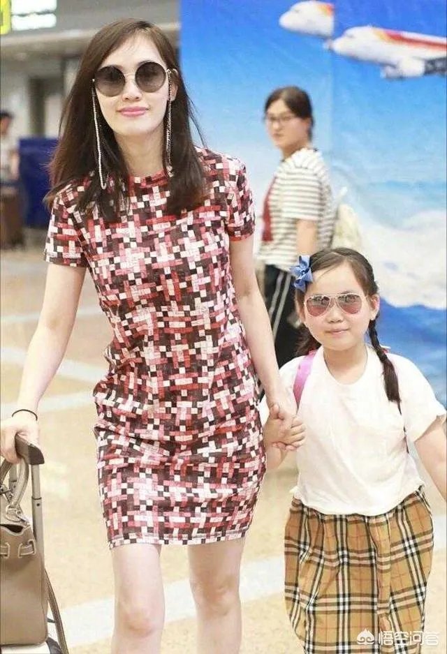 马蓉在机场的私服穿搭好看吗？