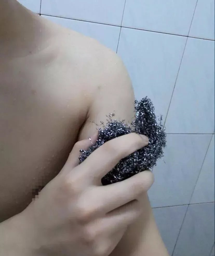 南方男子在东北搓澡后报警，该男子是否是在无理取闹？