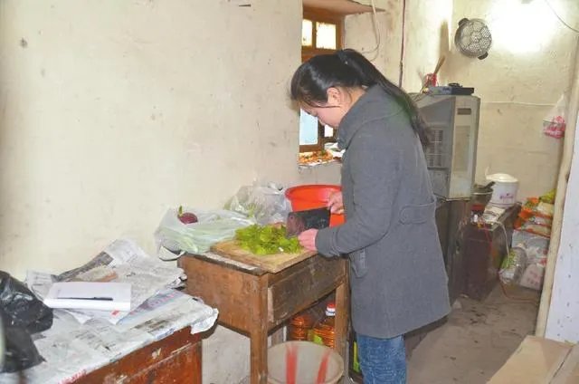 15岁“奔跑女孩”每天4次回家为瘫痪父亲做饭，你怎么看？