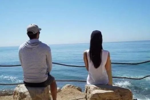 高以翔女友穿男友生前外套现身，一路陪同返乡，她会好起来吗？