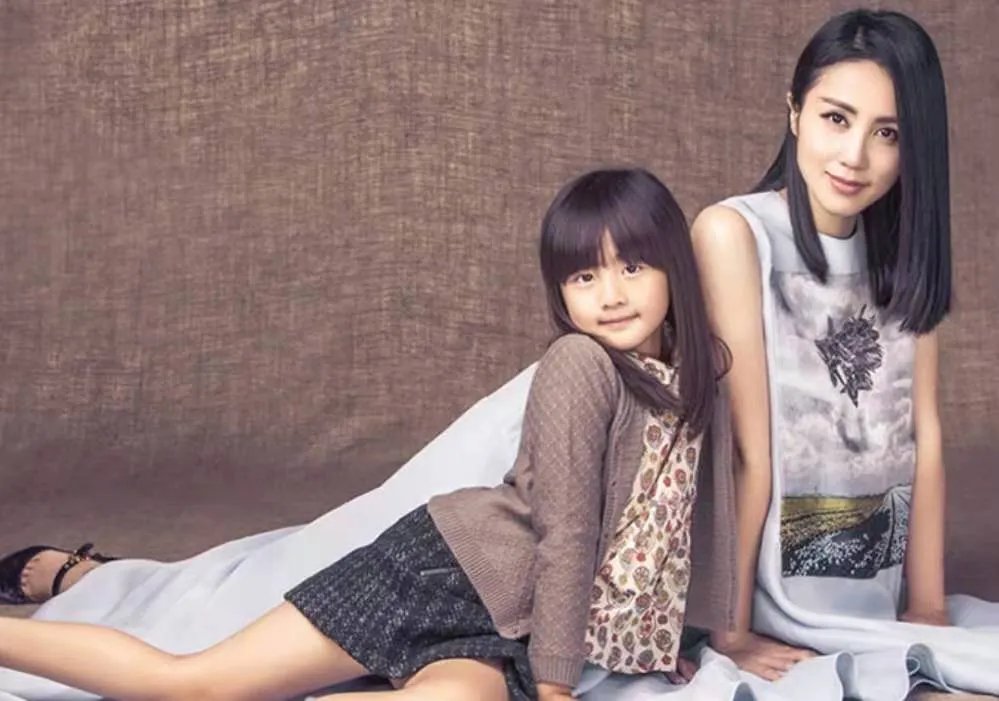 孙莉携两女儿登杂志，画面超养眼，一家人高颜值是种什么感受？