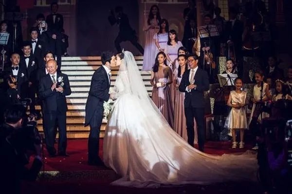 连求婚的皇冠都是借的，那黄晓明对家庭到底有几分看重?