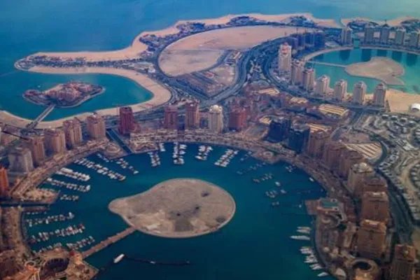 西亚的波斯湾又称什么，石油储量世界第一，因此有什么之称