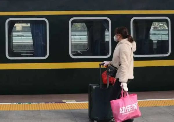 乘客坐火车为看风景集体擦车窗,如何看待乘客的行为?