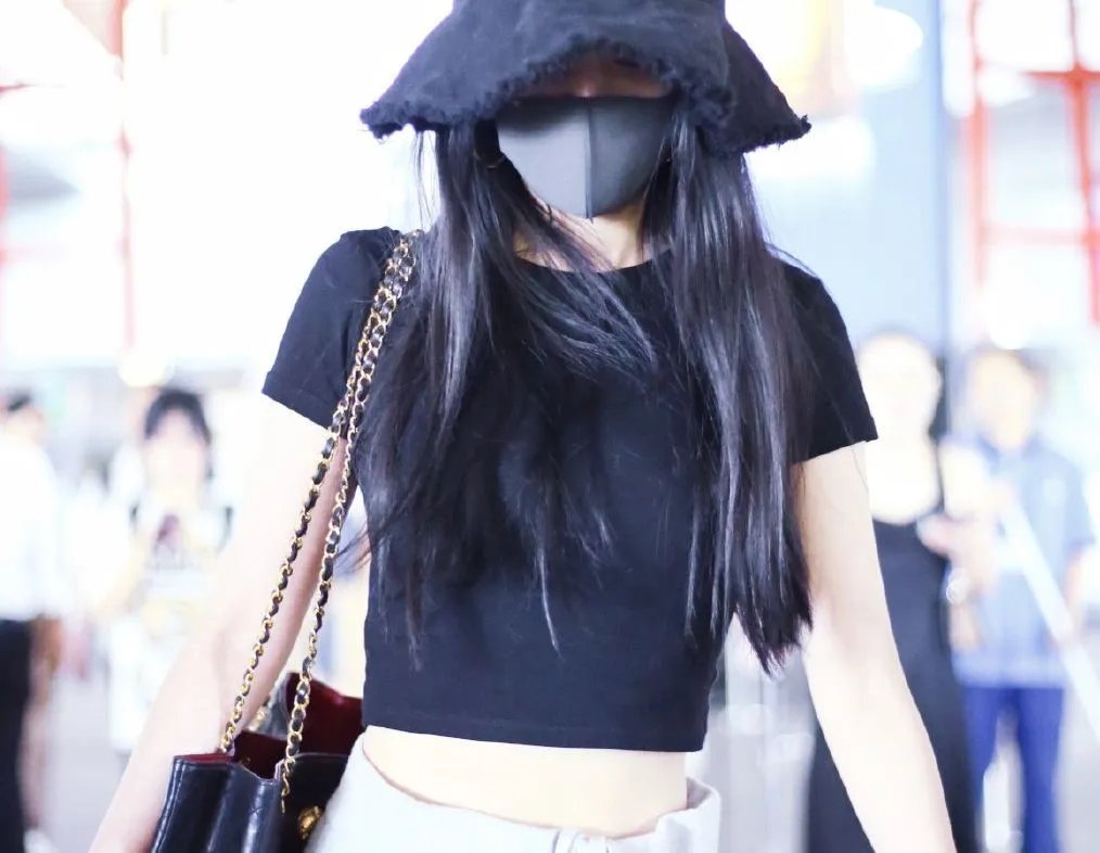 杨幂多年机场街拍，盘点哪些造型搭配最惊艳？