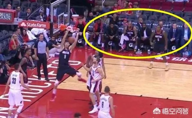 周琦登场，强势完成双手暴扣，为什么火箭队替补席连个鼓掌的都没有？