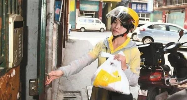 下雨天女外卖员带着孩子送餐,迟到50分钟为何顾客仍然不生气?